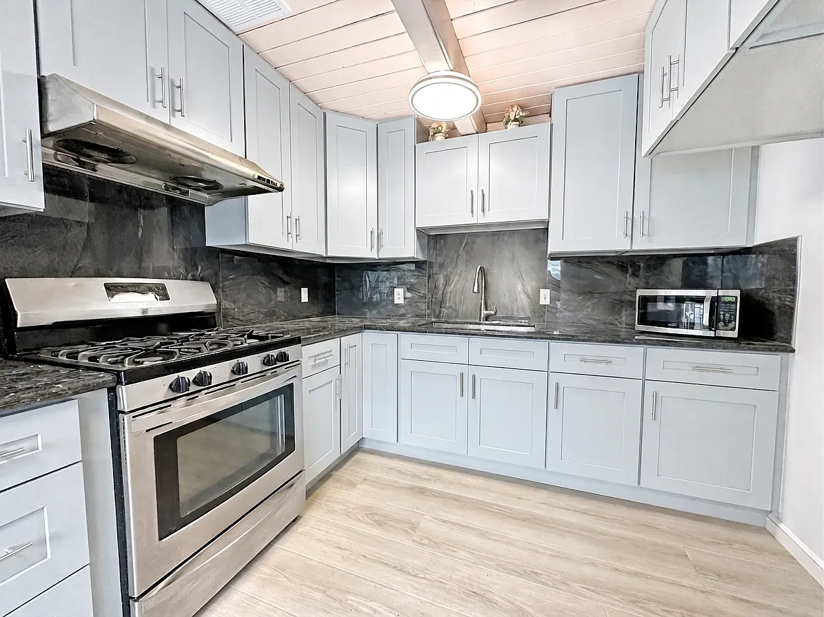 3 bed, 923 sqft, $3,000 — Photo 3