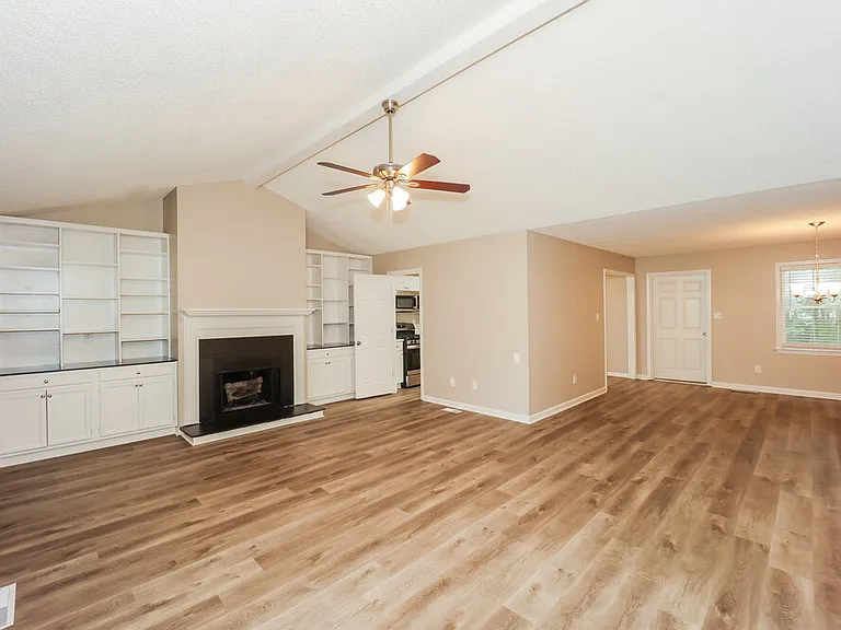 1604 Carriage Hills Dr — Photo 4
