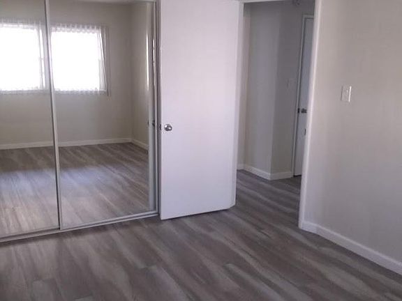 4th image of 13759 Oxnard St #204