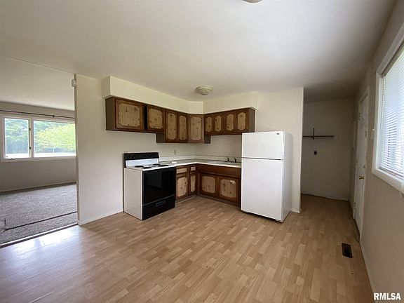3rd image of 1147 S Glenbeth Dr