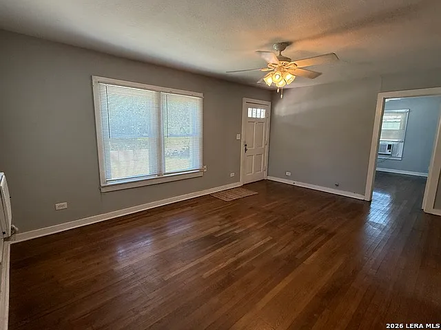2 bed, 1.0 bath, 896 sqft, $1,300 — Photo 2