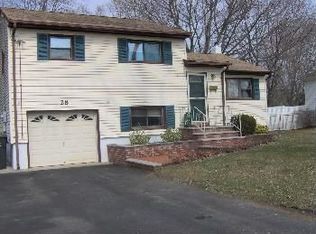 28 Koenig Ln, Freehold, NJ 07728