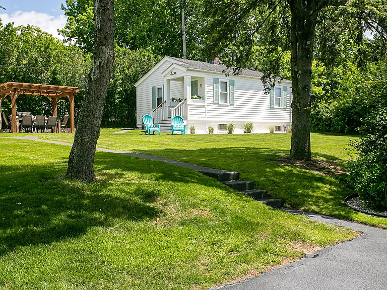 111 Aquidneck Ave — Photo 4