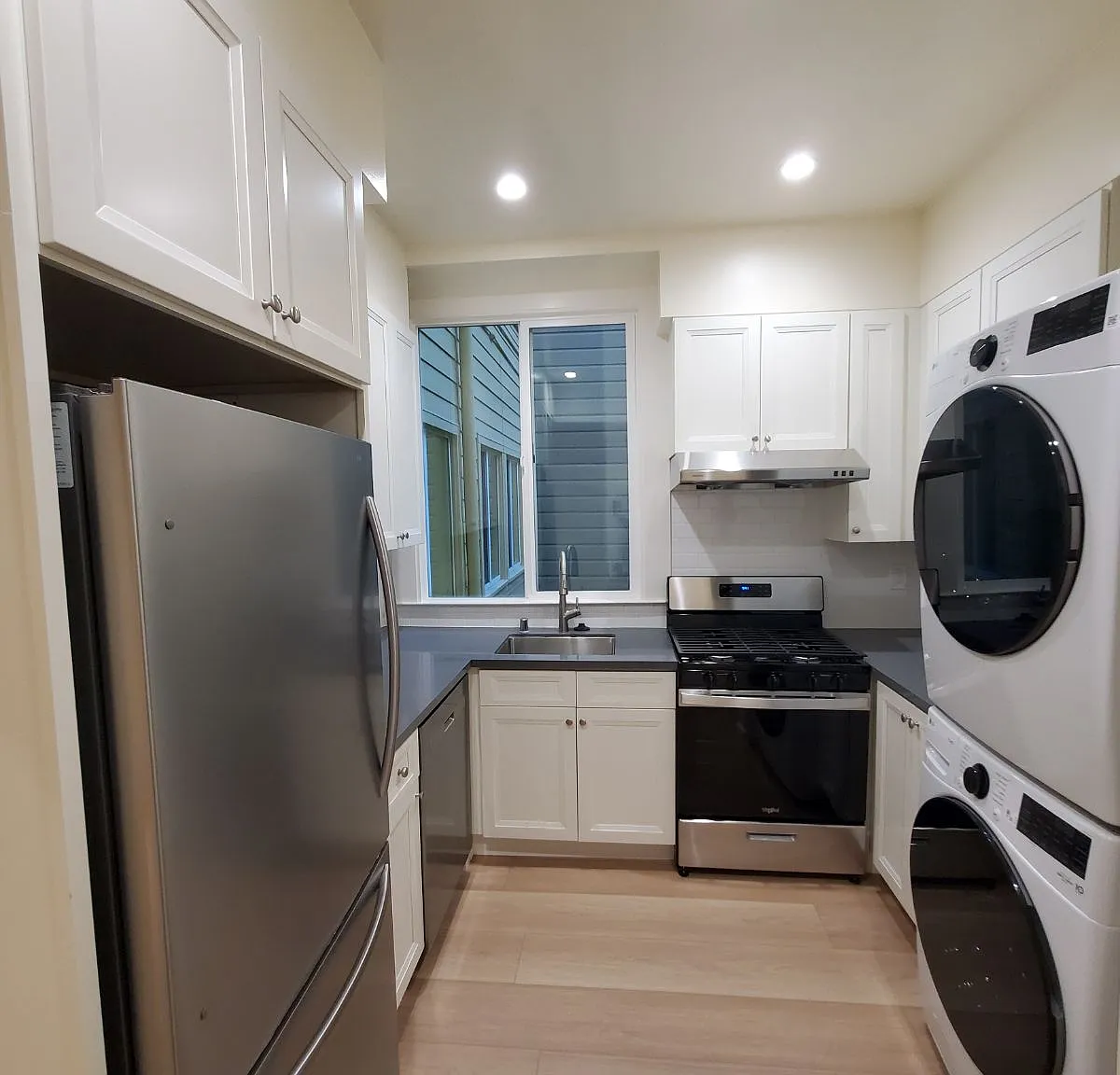 4 bed, 2.5 bath, $11,500 — Photo 2