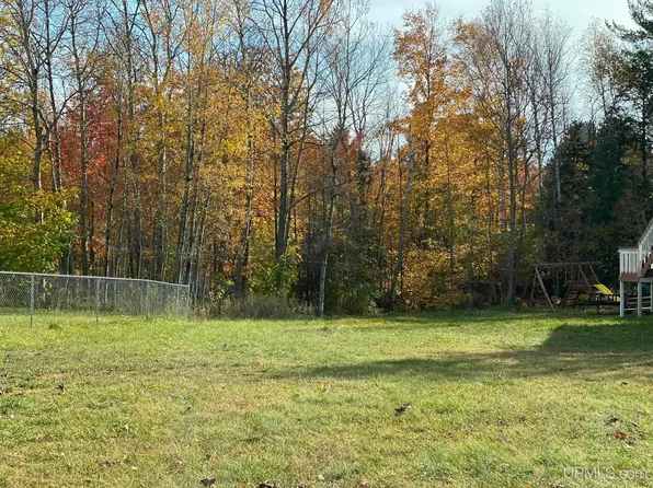 409 Stone Quarry Dr, Marquette, MI 49855
