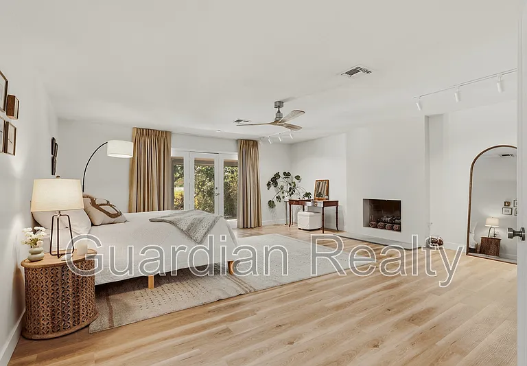 3007 La Mesa Dr — Photo 1