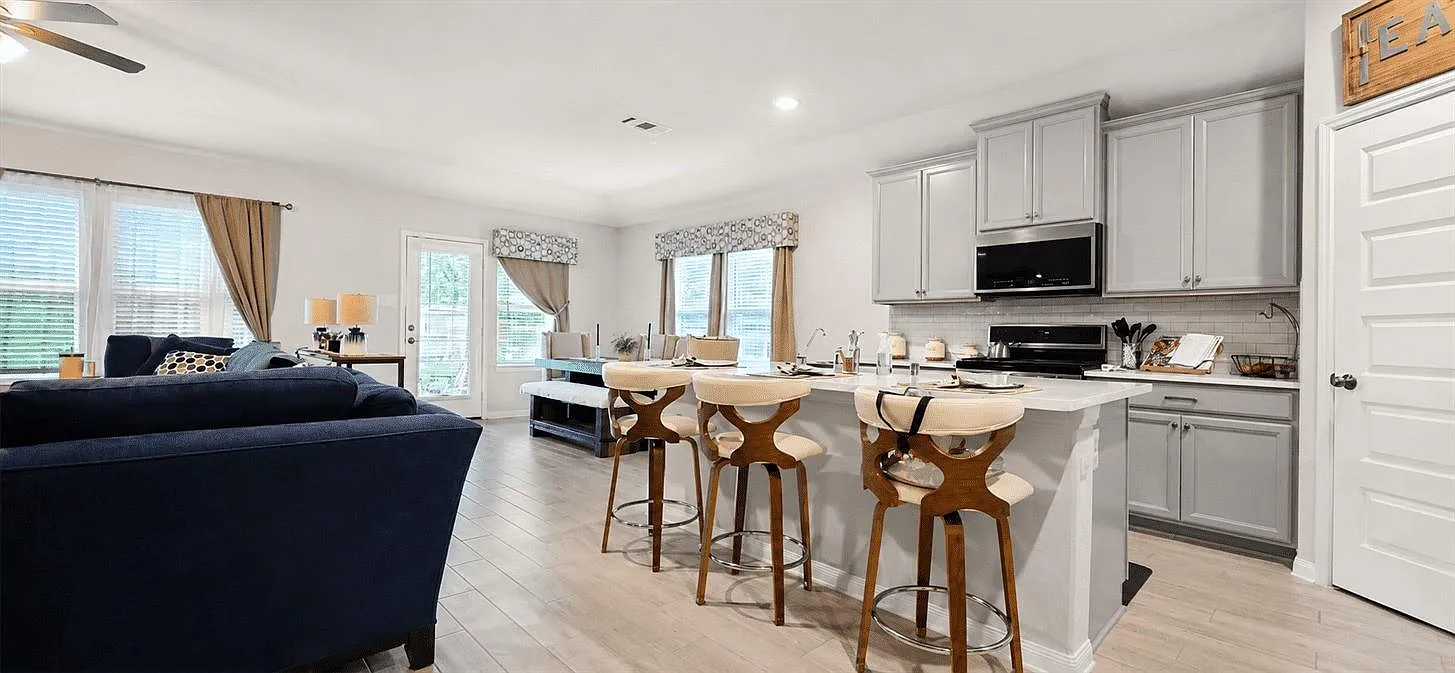 4 bed, 2.5 bath, 2102 sqft, $2,550 — Photo 4