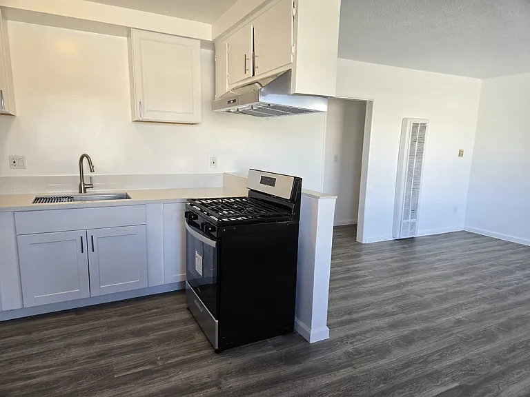 10228 Doty Ave #3 — Photo 4