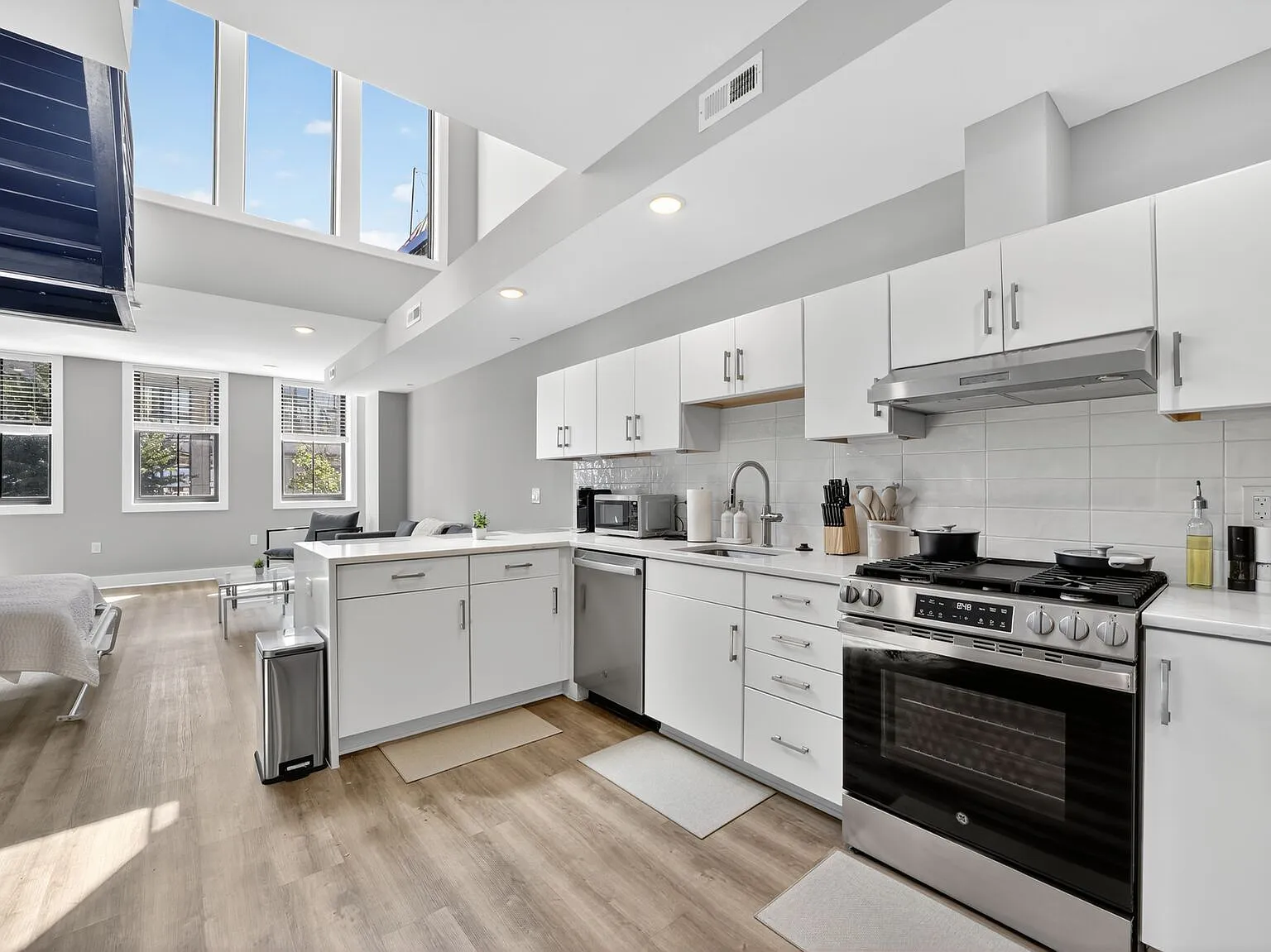 1 bed, 1104 sqft, $4,800 — Photo 2