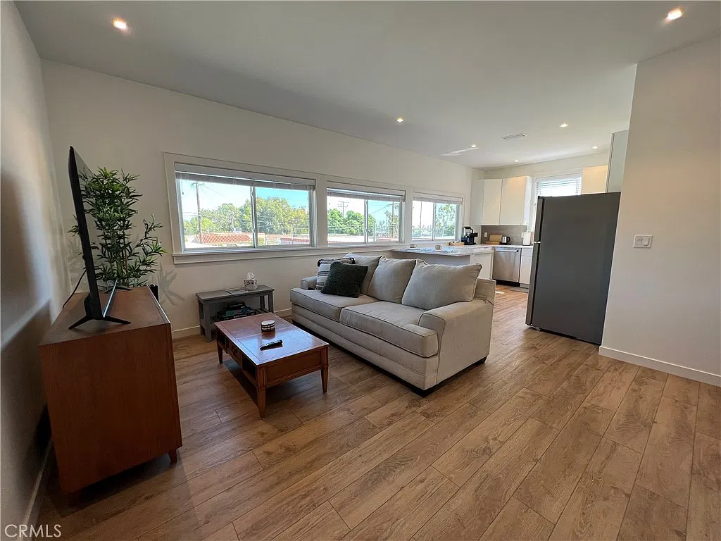 2 bed, 860 sqft, $3,700 — Photo 3