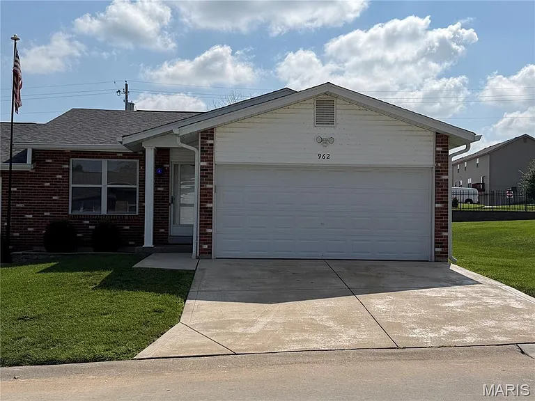962 Windstream Dr — Photo 1