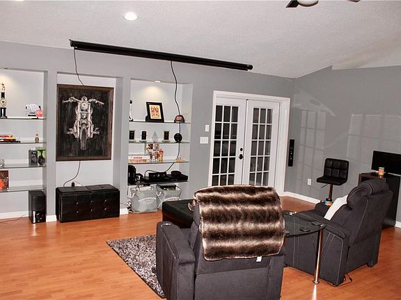 3rd image of 713 Park Valley Cir