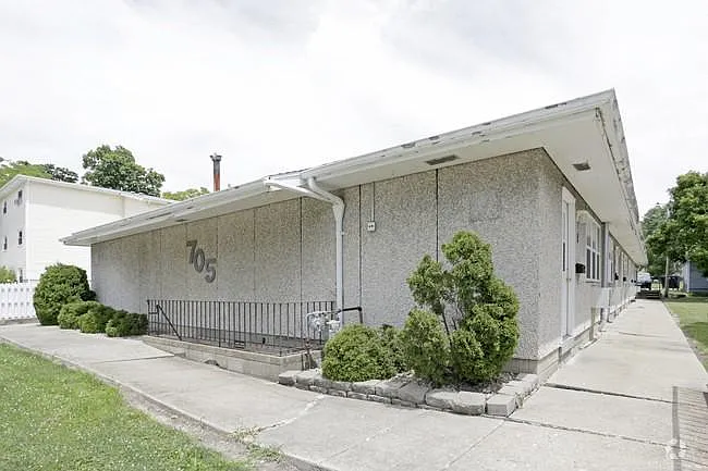 705 N McLean St photo 1