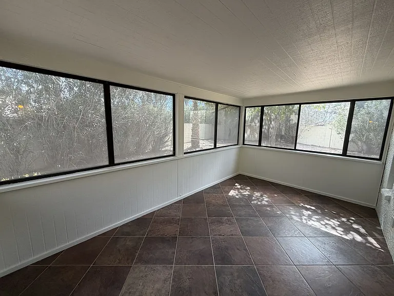 705 E Michelle Dr — Photo 6