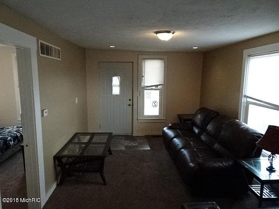 3rd image of 915 Humbolt St SE