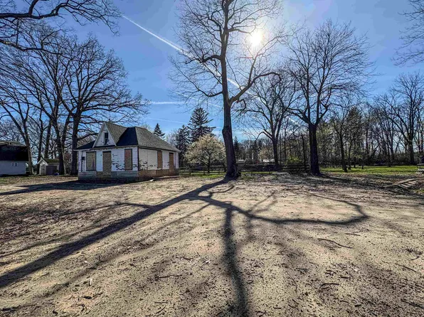 Fenton Sq, Fenton, MI 48430