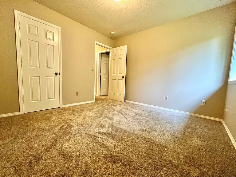 Remodeled 3BR in Mountain Park | Primary Suite + Deck | Lake Oswego — Photo 11