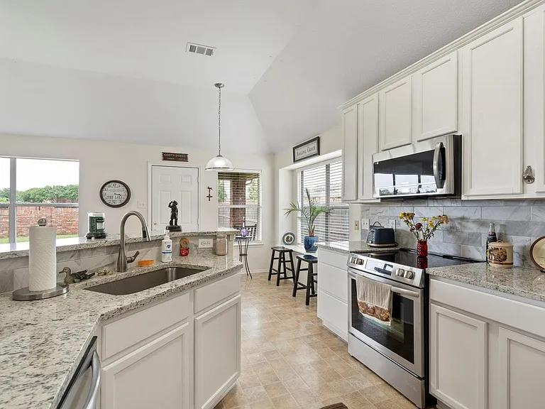 404 Dartmoor Dr — Photo 11