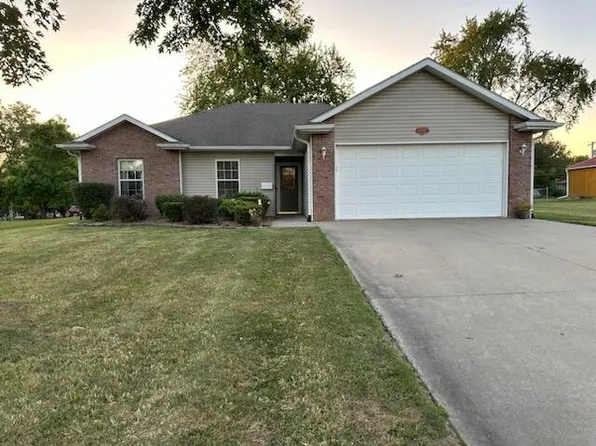 111 N Porter St, Slater, MO 65349