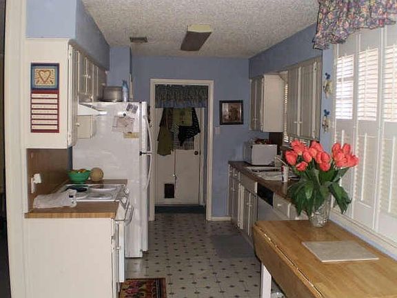 5th image of 2221 Park Springs Ct