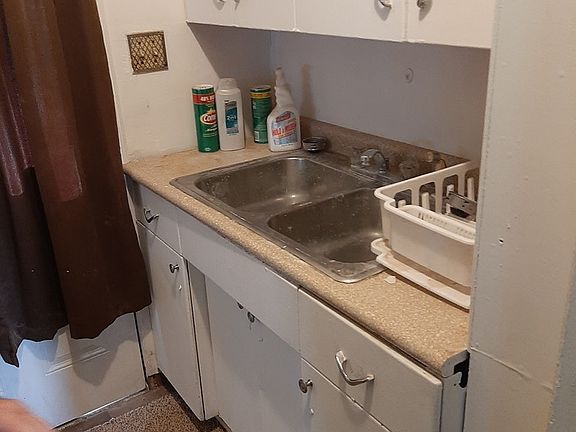 3rd image of 833 Russ St