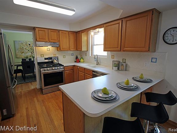 3rd image of 6915 Forest Park Dr