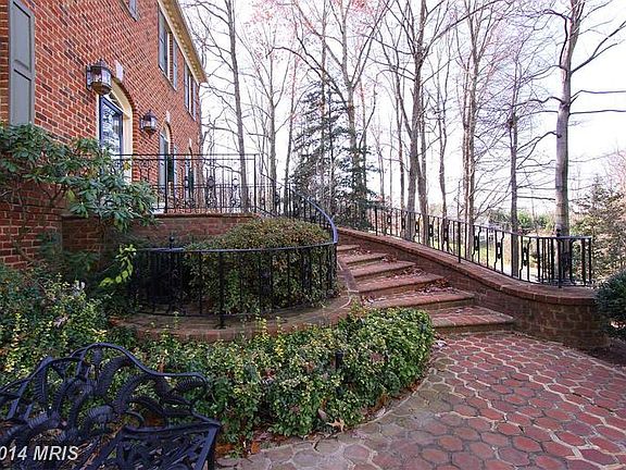 3rd image of 875 Old Holly Dr