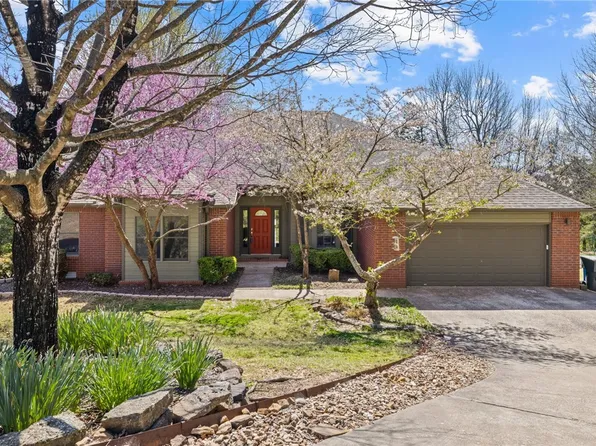 1109 E Heath Dr, Fayetteville, AR 72701