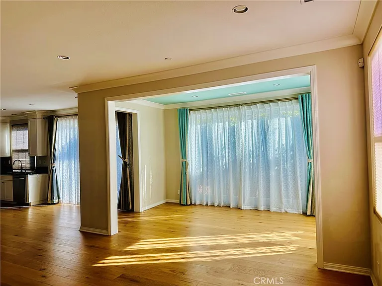 102 Chestnut Grv — Photo 4