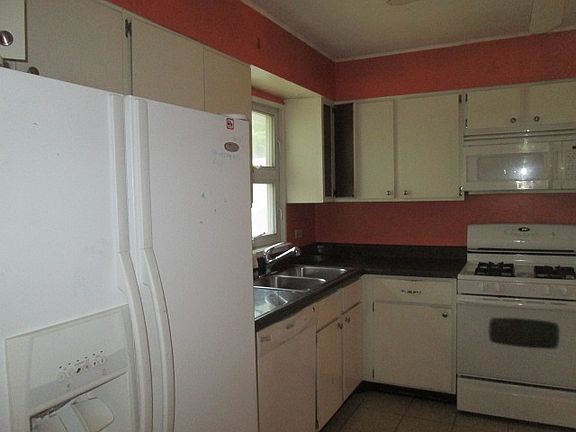 3rd image of 417 Greenview Dr