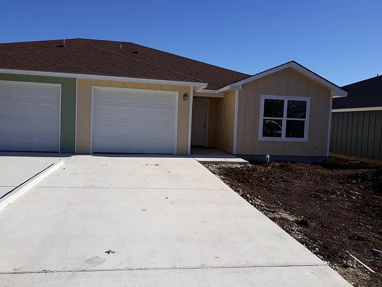 1092 Dunlap Dr — Photo 1