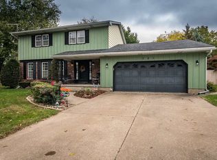 721 Surrey Ct, Clinton, IA 52732