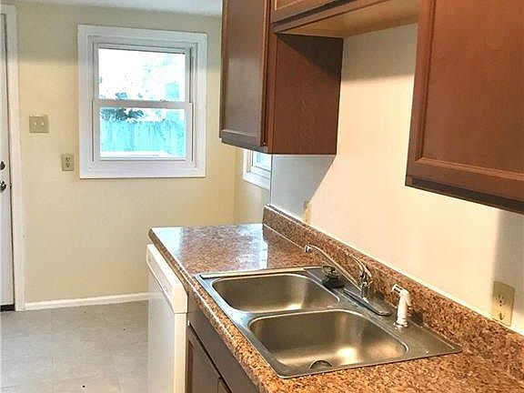 5th image of 714 Sedgefield Dr