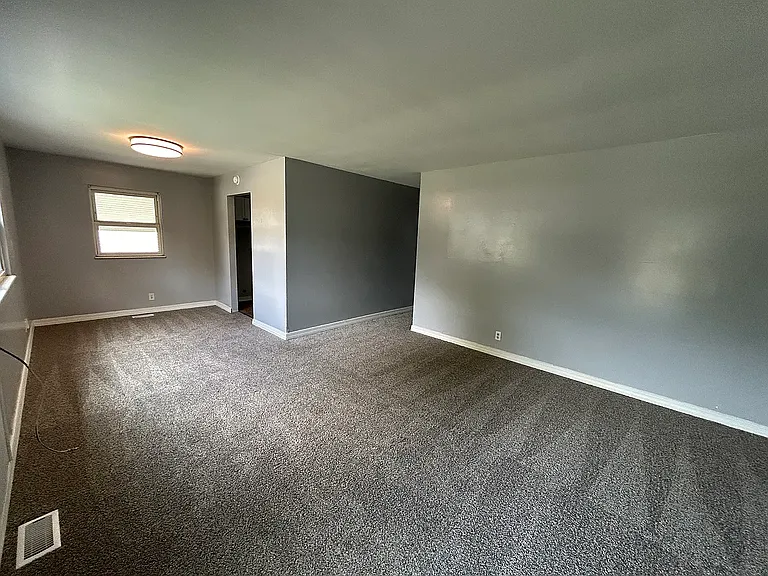 2425 Hawahorne Ave — Photo 2