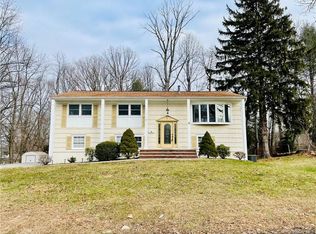 12 Claremont Ln, Suffern, NY 10901