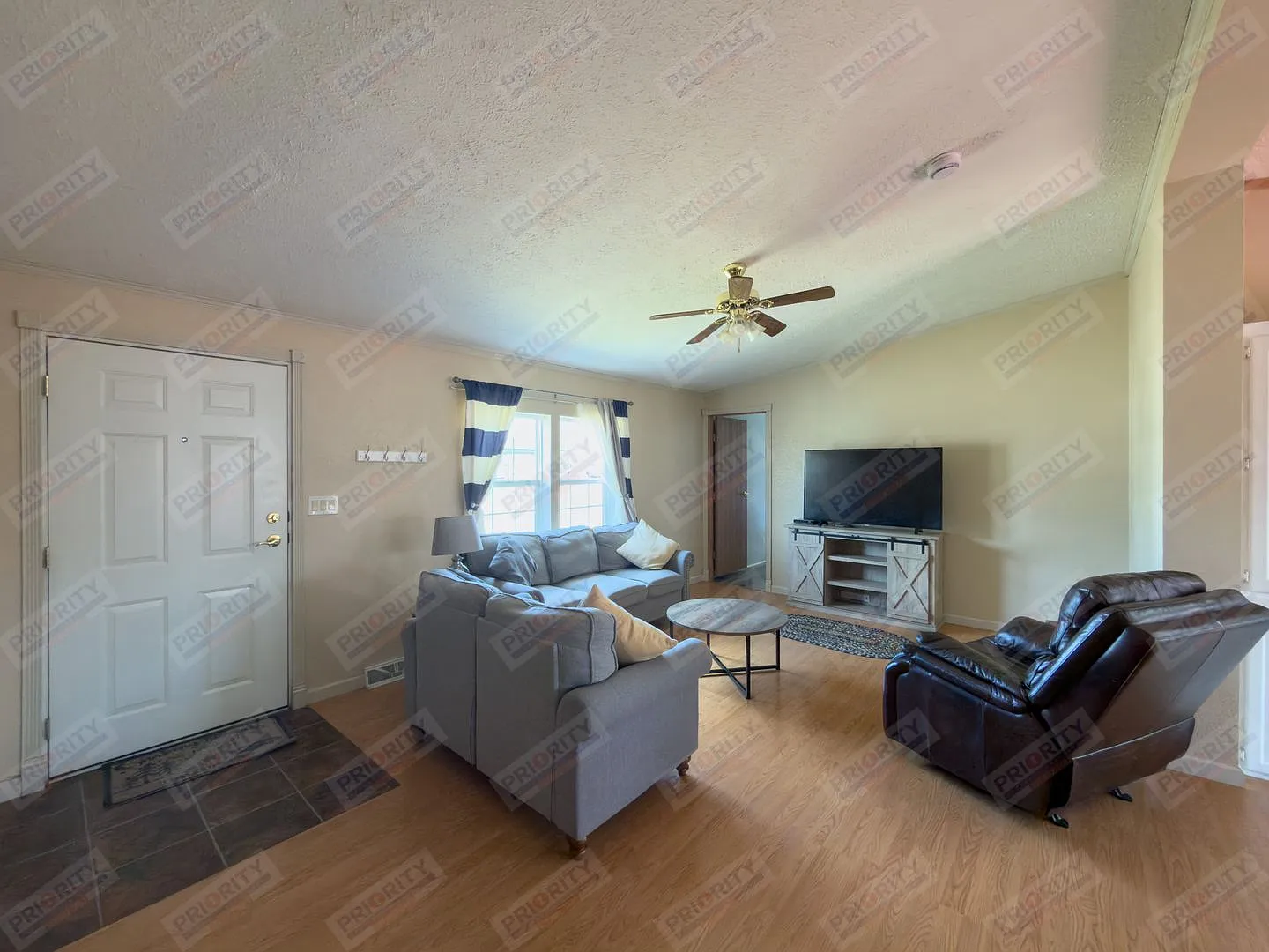 Single family home with huge yard — Photo 3