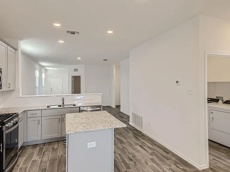 140 Bennington Dr — Photo 16