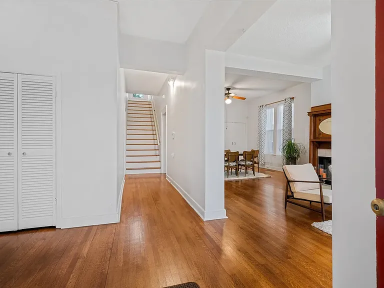 2097 Linden Ave — Photo 2