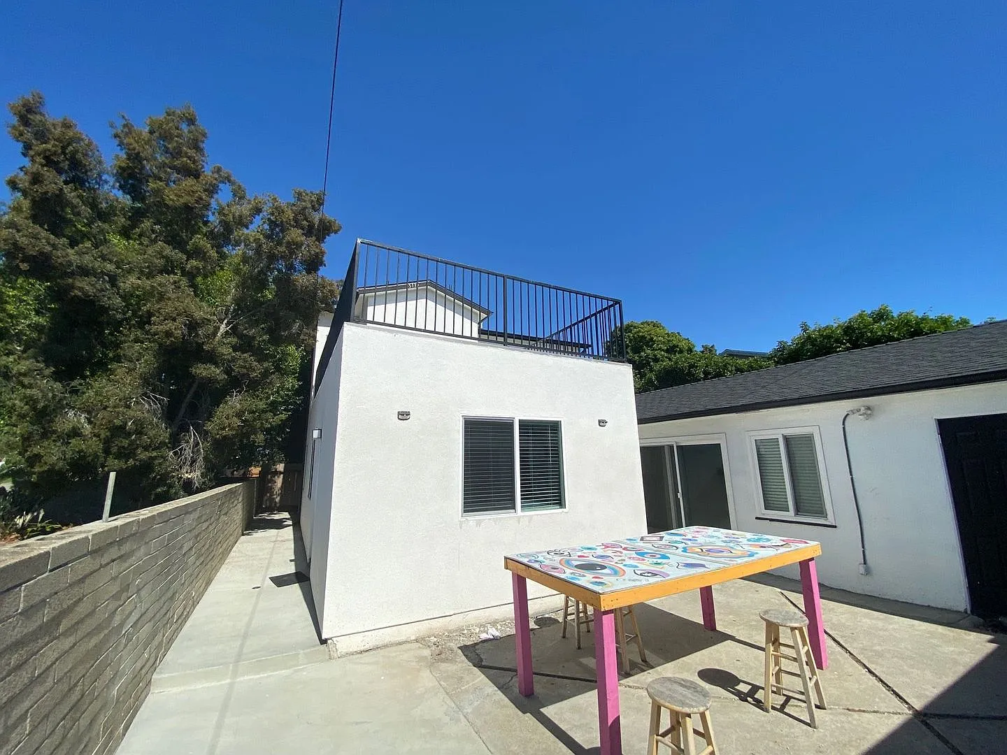 4BD/2BA w/ Rooftop Deck! — Photo 2