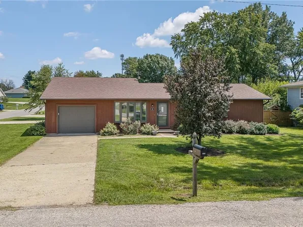 611 N 2nd St, Savannah, MO 64485