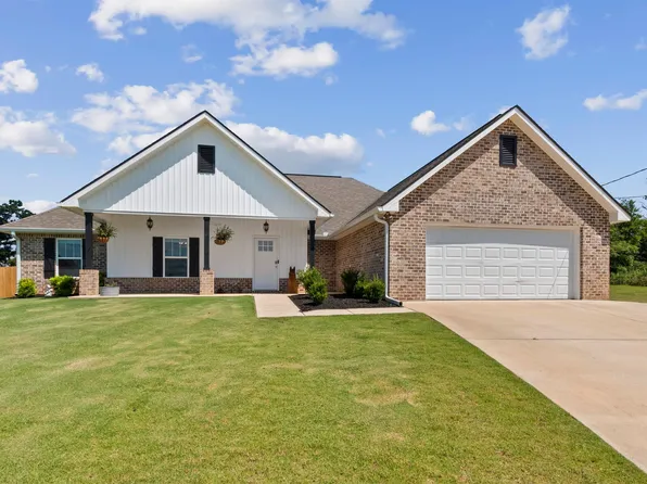 319 Rob Lee St, Moundville, AL 35474