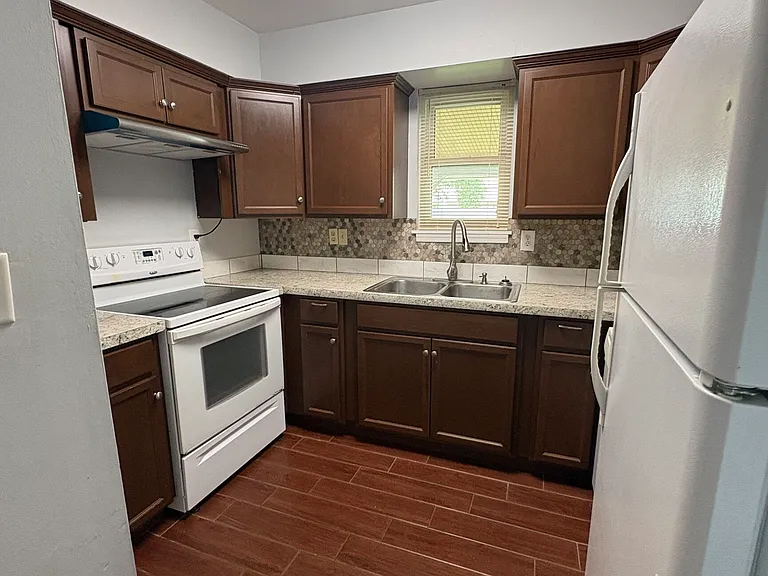 542 Chateau Cir — Photo 4