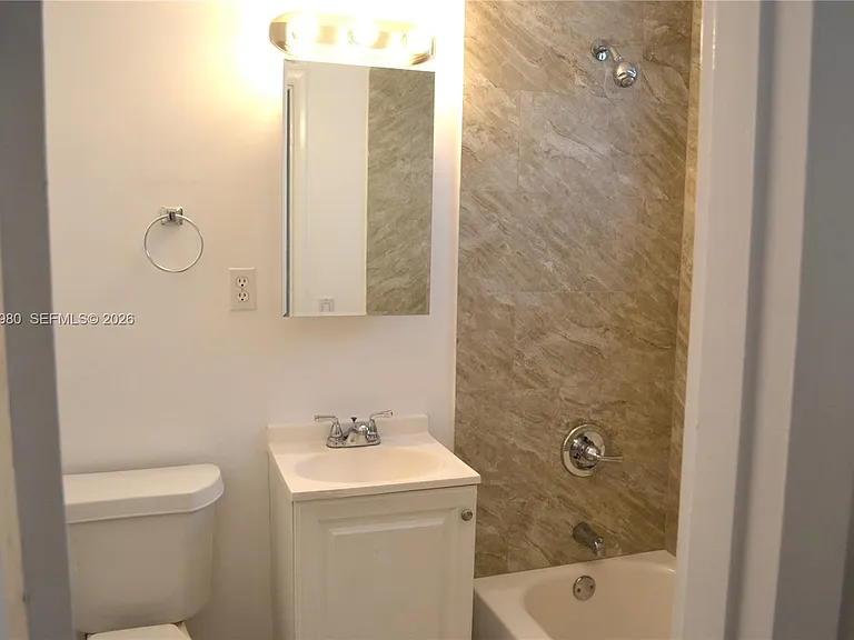1035 SW 4th St #2 — Photo 10