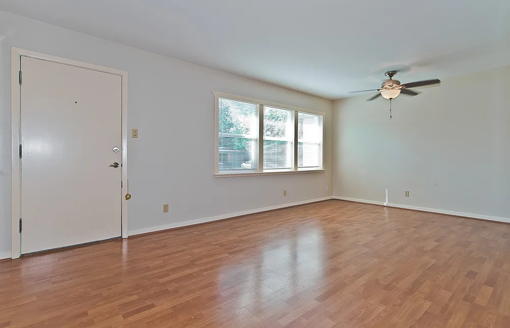 3 bed, 1152 sqft, $1,975 — Photo 2
