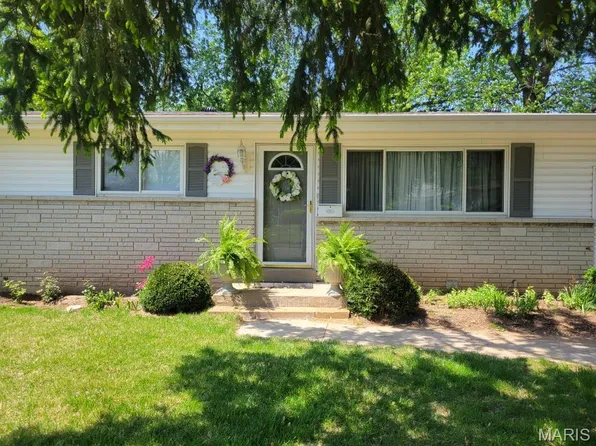 35 Reckamp Dr, Florissant, MO 63033