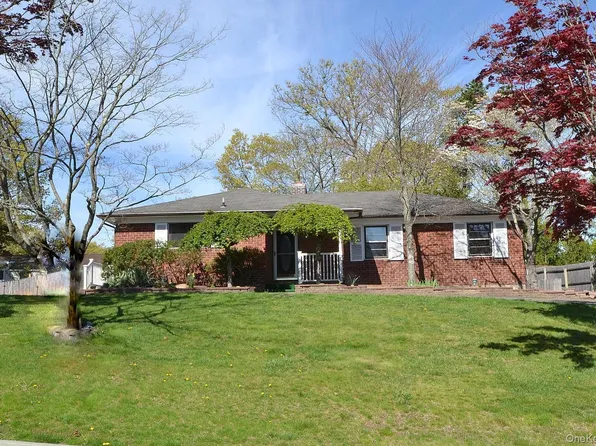 16 Hunter Place, Smithtown, NY 11787