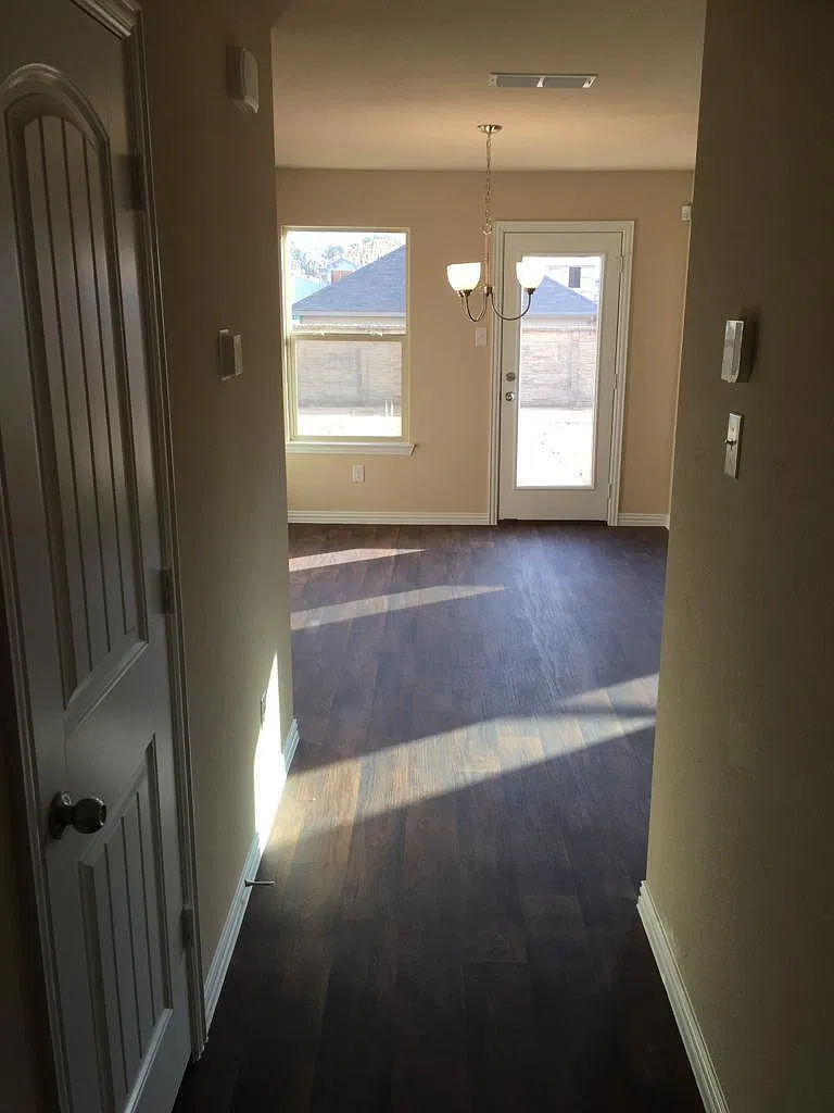 4 bed, 2.5 bath, 2100 sqft, $1,999 — Photo 3