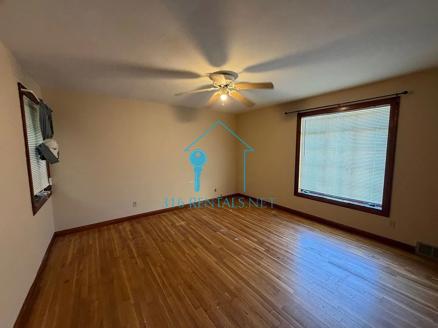 $1550 - 4 bed 2 bath - Single Family Home — Photo 4
