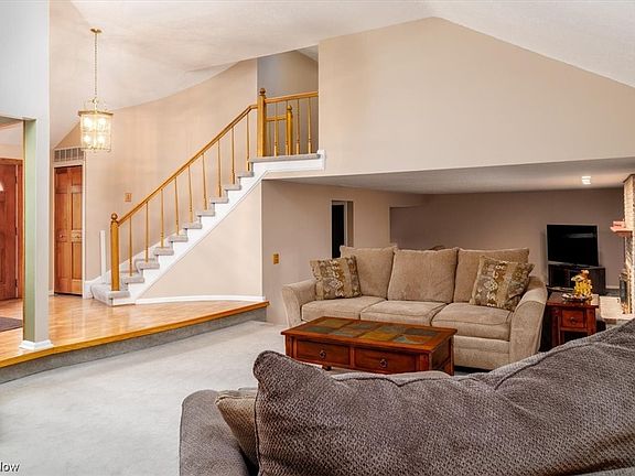 4th image of 17561 Fairfax Ln