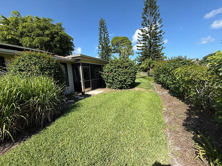 2507 Canterbury Dr N — Photo 14
